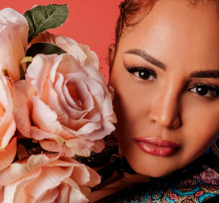 AMNELIZ RIVETS EN COLOMBIA PRESENTA SU GRAN ÉXITO “TOO MUCH WOMAN”